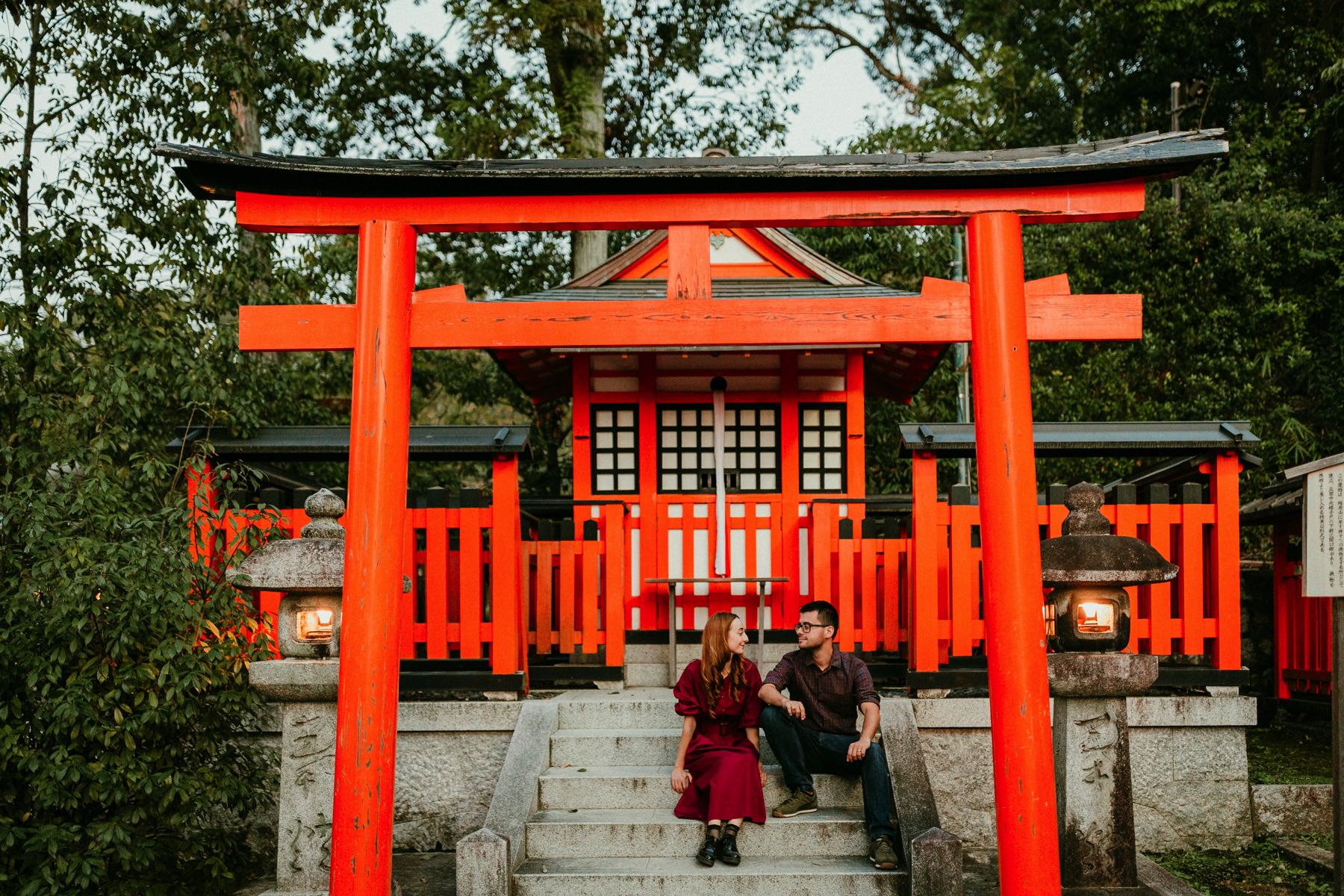 couple session at Fuhimi Inari Shrine