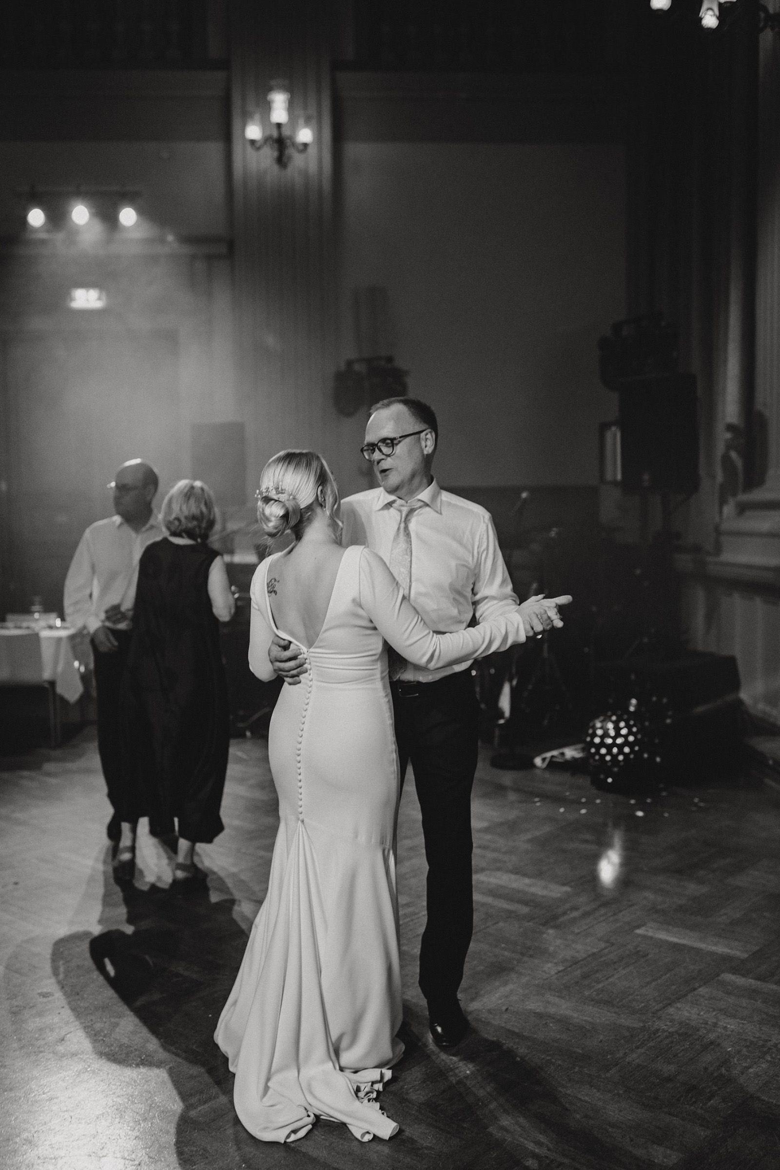  hääjuhla G18 Events bride and father dancing