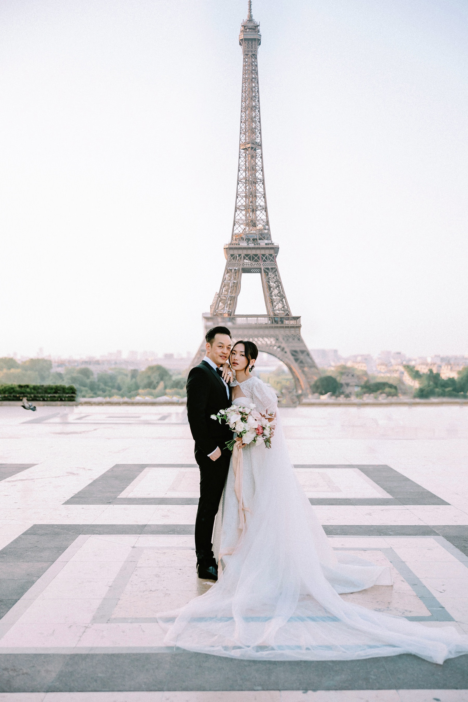 Paris Photographer Eiffel Tower Photosession