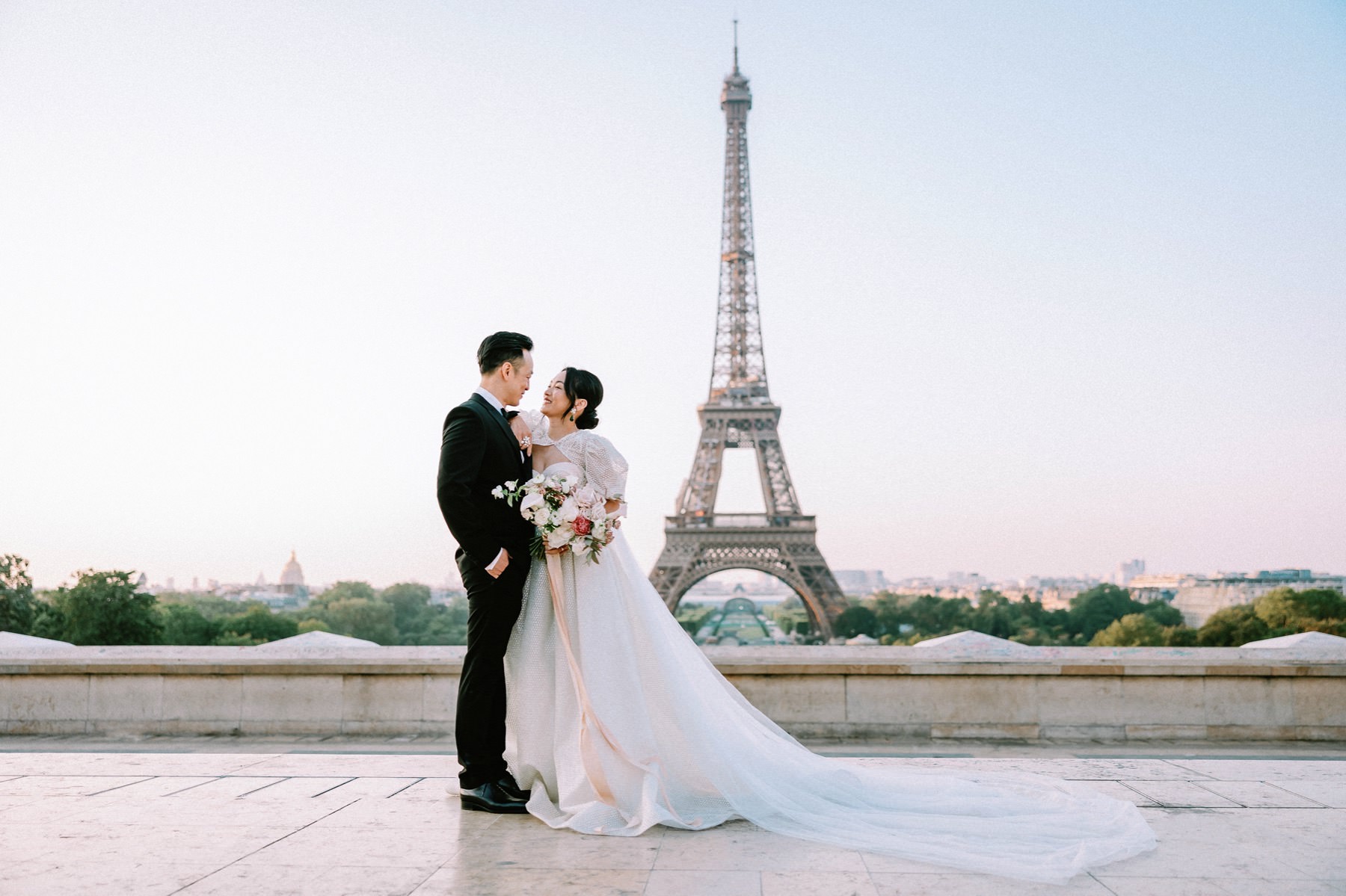 wedding couple posing at Trocadero Paris for a PreWedding Photographer